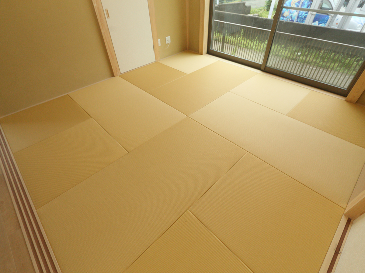 モダン乱敷きで組み合わせた縁なし畳の施工例
