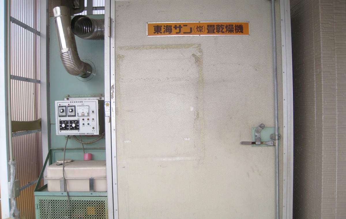 坪井畳店で使用している畳乾燥機の外観