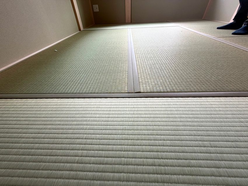 新築和室に敷かれた畳とベージュ色の畳縁の施工写真