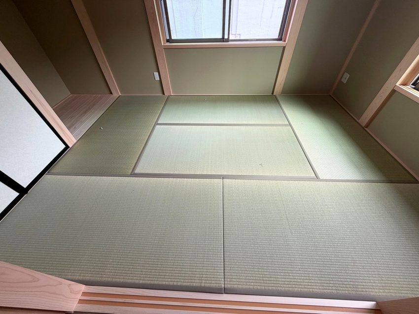 熊本県産畳表とベージュ色の畳縁が見える和室の一部