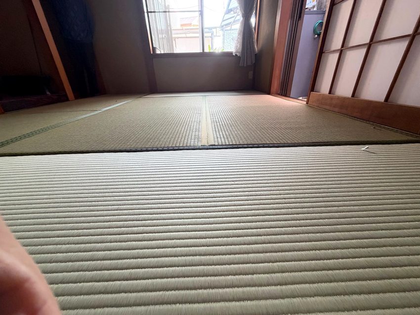 深緑の麻の葉柄の畳縁を使った和室の畳面