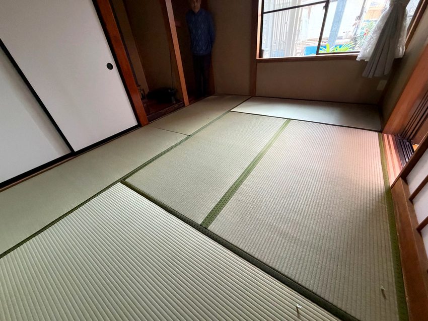 深緑の麻の葉柄の畳縁と、表替え後の畳面を写した和室の施工写真
