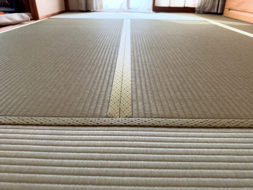 清水区の和室で表替えした畳面と、かぐやの黄金色の畳縁が交わる部分の施工写真