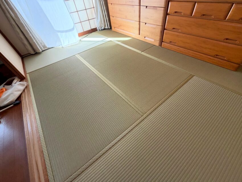 かぐやの黄金色の畳縁を選んだ和室の畳と、部屋全体の一部を写した施工写真